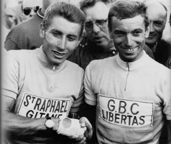 Respect tussen vedetten in de Tour van 1963. Links Anquetil (gele trui), rechts Van Looy (groene trui) (Foto: archief Y. Longuevielle)
